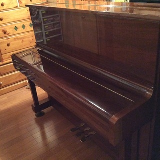 ウオールナットの綺麗なアップライトピアノ