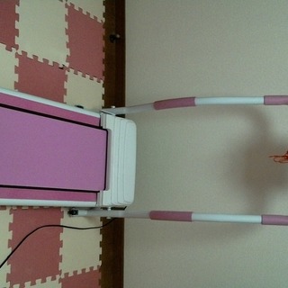ピンク×白のルームランナー  ほぼ新品  折り畳み式でコンパクト...
