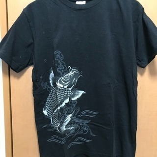 鯉プリント 黒メンズTシャツ
