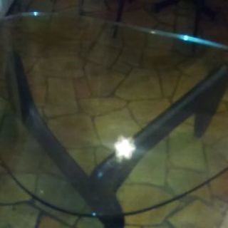ガラスのローテーブル