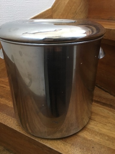 丸型ステンレスポット蓋つき２２センチ