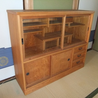 屋久杉の茶箪笥です。