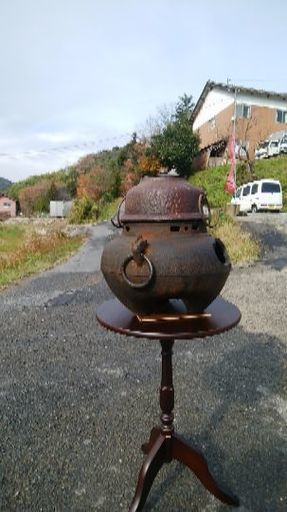 鉄茶釜ー古美術品ーアンティーク、時代物です。相当昔の鉄茶釜です。60年、70年以上前の製造だと、聞いております。古いので、それなりのサビあります。飾り物に、お宝に、どうぞ、