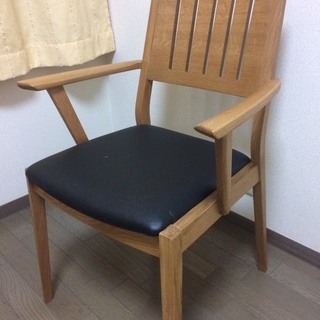椅子　大変美品　大塚家具で１万円ほどで購入　ほとんど未使用