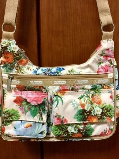 LeSportsac（レスポートサック）／苺と花柄のショルダーバッグ