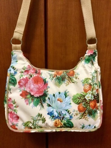 LeSportsac（レスポートサック）／苺と花柄のショルダーバッグ