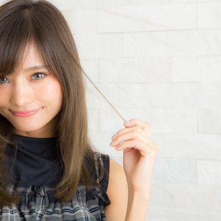 小手指駅前 西友デパート内の美容院です! ブランクのある美容師の方...