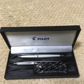 PILOT ボールペンと万年筆のセットです。