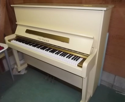 中古ピアノ　アイボリー艶消仕上げ