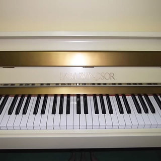 中古ピアノ　アイボリー艶消仕上げ