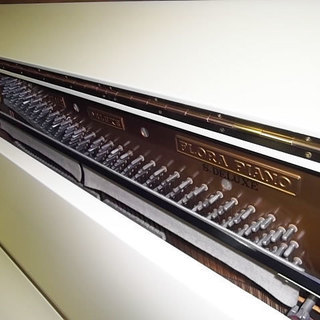 中古ピアノ　アイボリー艶消仕上げ