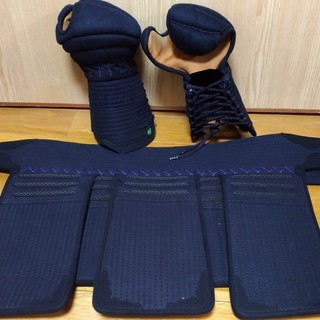 美品★少年剣道防具一式（面・垂・胴・小手・防具袋）、竹刀2本(袋付き)