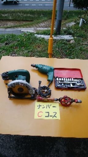 大工道具が安い！4点セット、ナンバー　Cコースです。　1箱まるごと売ります。まるごとパックがたいへんお得ですよ。　いろんな物が入っています。写真の品物表を参考にして下さい。　今すぐ使えます。テスト済みです。　古い物、キズ、サビ、汚れがある物もありますが、安くしてるため、ご承知ご理解ぐさい。　DYIに、日用大工に興味のある方に、おすすめです。　隠岐の島の方も送ります。　みなさんまずは、お問い合わせくださいね。