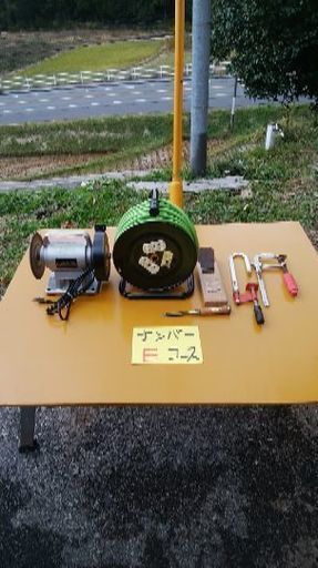 大工道具が安い！6点セット、ナンバー　Eコースです。　1箱まるごと売ります。まるごとパックがたいへんお得ですよ。　いろんな物が入っています。写真の品物表を参考にして下さい。　今すぐ使えます。テスト済みです。　古い物、キズ、サビ、汚れがある物もありますが、安くしてるため、ご承知ご理解ぐさい。　DYIに、日用大工に興味のある方に、おすすめです。　隠岐の島の方も送ります。　みなさんまずは、お問い合わせくださいね。