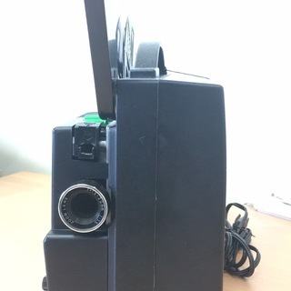 8ミリ映写機/中古/美品/作動品/おまけに未使用電球1個お付けします。 8ミリ映写機/中古/美品/作動品/おまけに未使用電球1個お