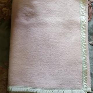 薄いベージュのウール毛布