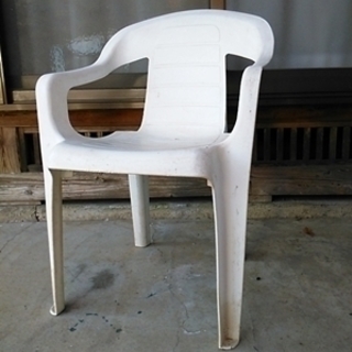 プラスチックの椅子 2脚
