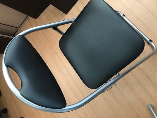 パイプ椅子9脚と長テーブル2卓になります。折り畳み式です。持ち運び、収納に便利です。
