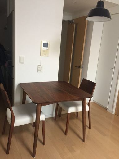 大塚家具で購入、状態がいい　二人用テーブル+椅子*2セット