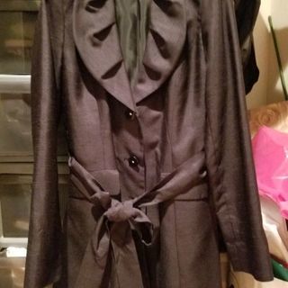 セレモニーの薄着の羽織りコート　スプリングコート