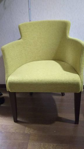 お洒落なガラステーブルと黄色い椅子のセット