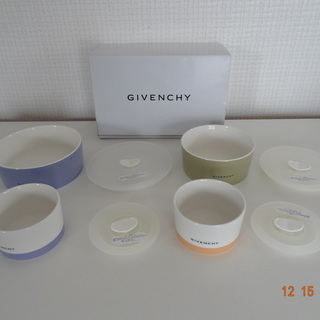 GIVENCHY　レンジ対応密封保存容器　4点セット