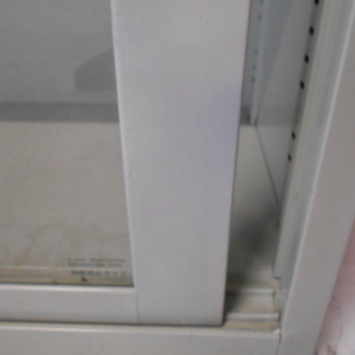 プラス　ガラス扉引き違い書庫　窓枠塗装直しあり