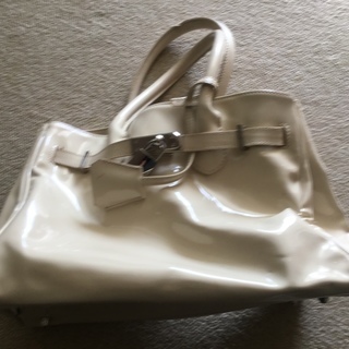 エナメル調のバッグ  型崩れを、布団の下にでも置いて重しで直してね。