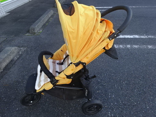 エアーバギー　ベビーカー　３輪　折りたためます　お買い得品！