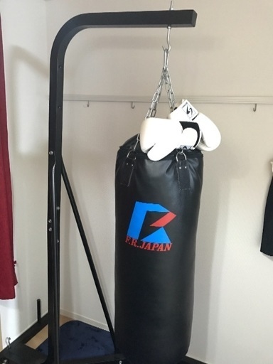 サンドバッグ40kg・スタンド・重り袋の3点 早急に取りに来て頂ける方お待ちしてます。