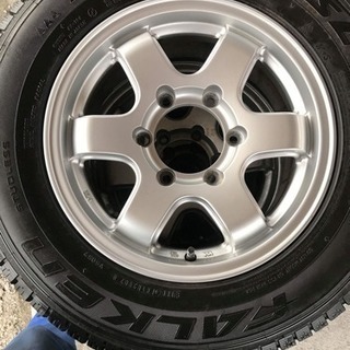 ハイエースのアルミホイル付きスタッドレスタイヤ