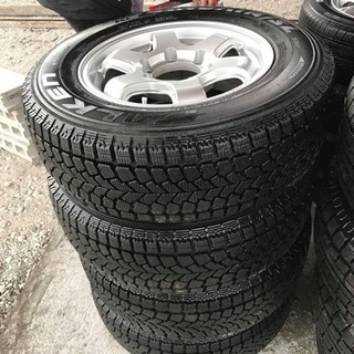 ハイエースのアルミホイル付きスタッドレスタイヤ