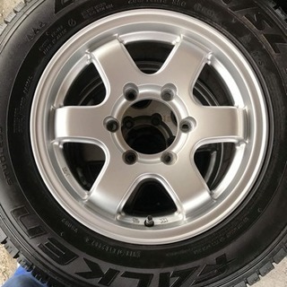 ハイエースのアルミホイル付きスタッドレスタイヤ