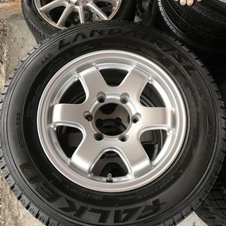 ハイエースのアルミホイル付きスタッドレスタイヤ