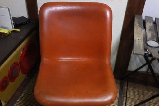 購入価格8万円美容室で使っていた本革のカッコ良い椅子2つ譲ります。(1つ4000円)