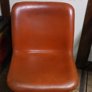 購入価格8万円美容室で使っていた本革のカッコ良い椅子2つ譲ります。(1