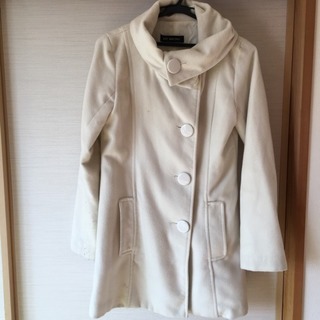白の綺麗めコート