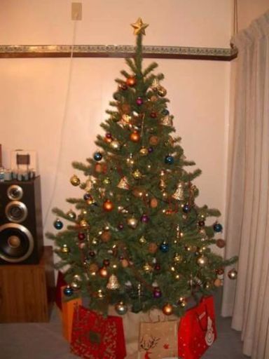 ヨーロッパ調の本格的なクリスマスツリー