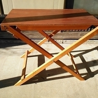 折り畳み式のテーブル