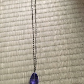 紫色の宝石みたいなネックレス