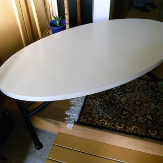 ガス圧昇降式の白い楕円形テーブル
