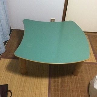 変な形のテーブル