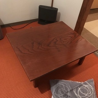 木製の渋い机