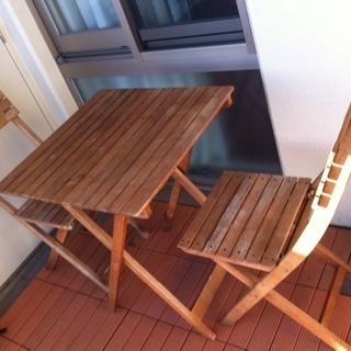 折りたたみ式テーブルと椅子2組