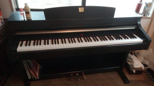 ヤマハ電子ピアノ　グラビノーバ　CLP 330