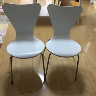 白い、椅子二脚
