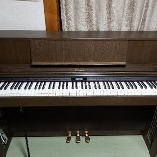 Rolandの高級電子ピアノ。LX-7。