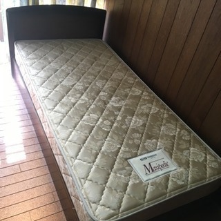 シモンズマットレス、木製ベッドフレーム