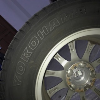 美品YOKOHAMAスタットレス。ホイル付き！