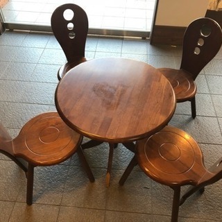 ４人がけのテーブルと椅子